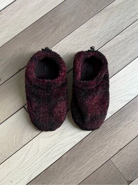 SKIMS unisex fleece sleep slippers in a wine